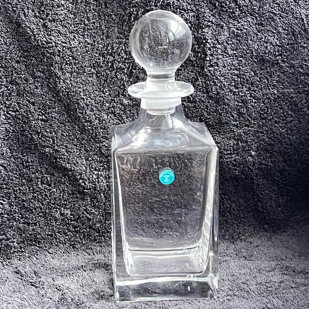 NWT Tiffany & Co. Home Essentials Classic Square Decanter in Crystal Glass 26 oz